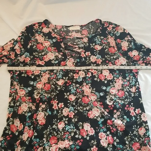 ❤️$6 Sale!❤️ Black Floral Tunic Top - Picture 4 of 7